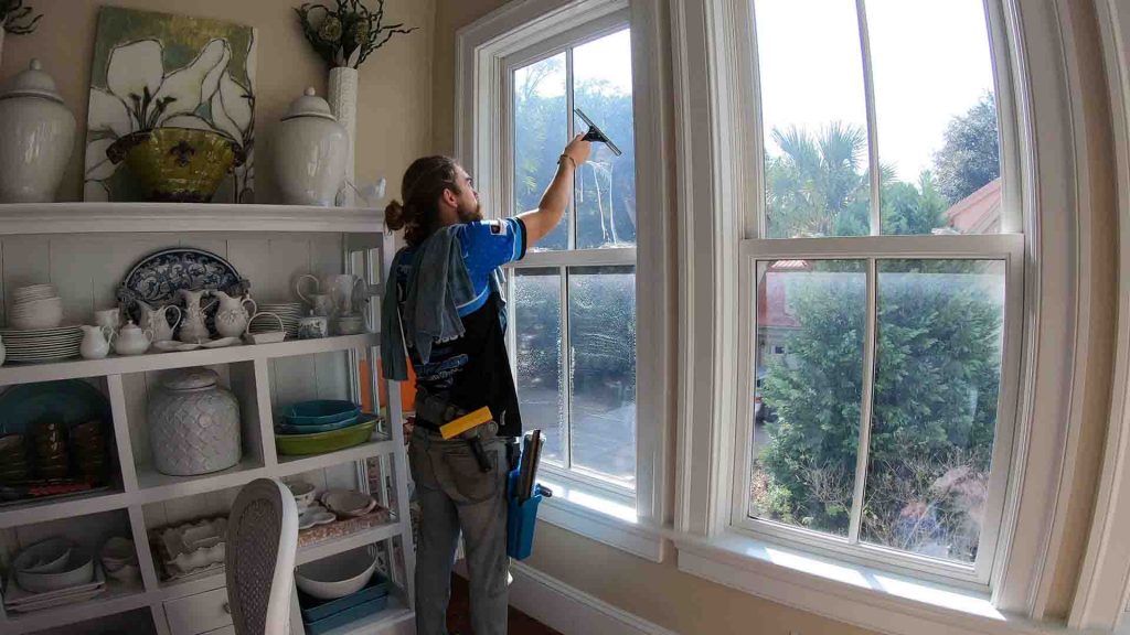 6 Ways Professional Window Cleaning Can Give Your Business More Curb Appeal